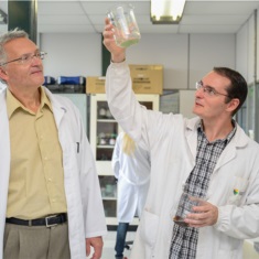 Professores Serguei Dimitrivich Mikhailenko e Fabrício Celso, no Laboratório de Beneficiamento